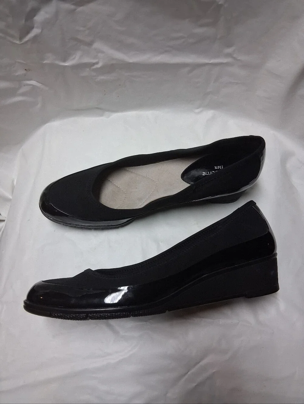NWOT Liz Claiborne Flex Black Patent and Fabric Wedge Flats Sz 8.5